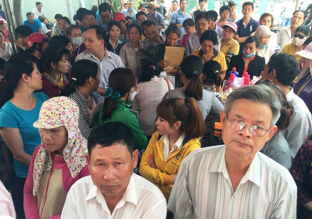 Hàng trăm người dân vây kín Bưu điện Thị xã Dĩ An, Bình Dương để làm thủ tục cấp đổi giấy phép lái xe sang thẻ PET vì sợ phải sát hạch lại lý thuyết (Ảnh: Đăng Lê)