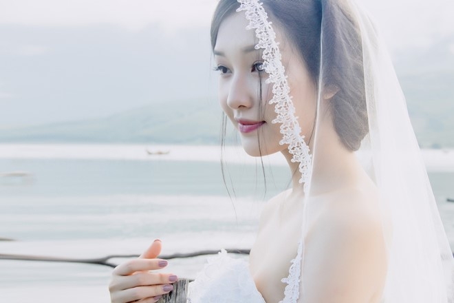 Hoa khoi Hue Ngoc Tran goi cam trong loat vay cuoi ren hinh anh 2