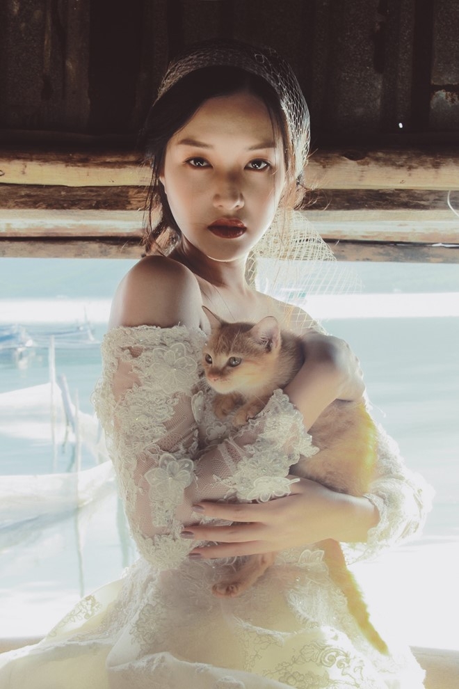 Hoa khoi Hue Ngoc Tran goi cam trong loat vay cuoi ren hinh anh 4