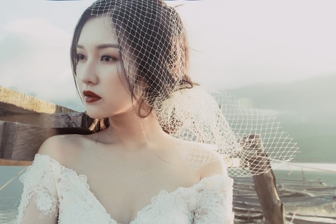 Hoa khoi Hue Ngoc Tran goi cam trong loat vay cuoi ren hinh anh 5
