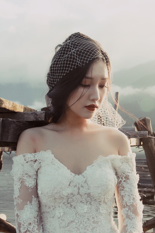 Hoa khoi Hue Ngoc Tran goi cam trong loat vay cuoi ren hinh anh 6