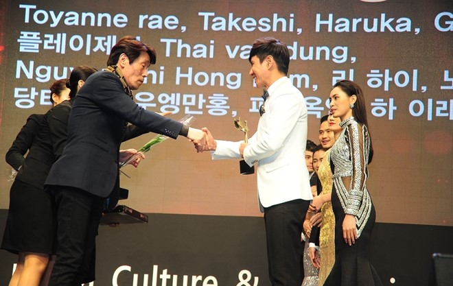 Ly Hai doat giai Dao dien xuat sac nhat chau A hinh anh 4