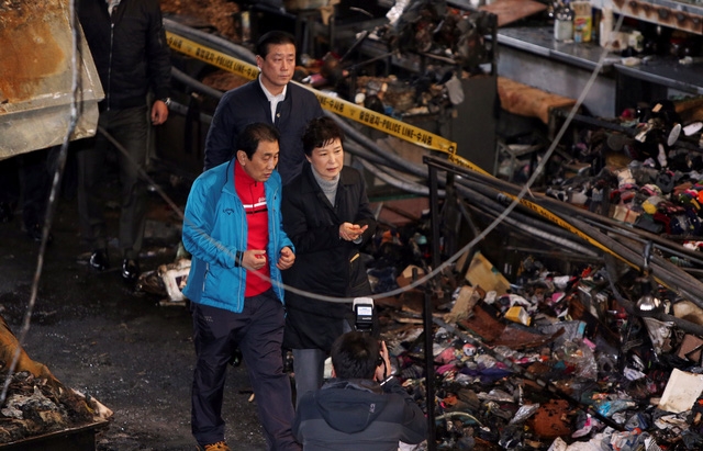 Tổng thống Park Geun-hye đến thăm khu chợ bị cháy ở Daegu hôm nay 1/12 (Ảnh: Reuters)