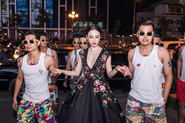angela-phuong-trinh-tiep-tuc-lam-lo-khi-duoc-ve-si-quan-hoa-thap-tung-1
