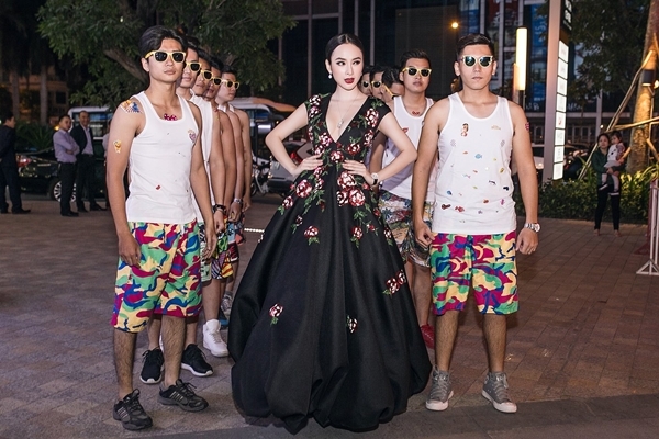 angela-phuong-trinh-tiep-tuc-lam-lo-khi-duoc-ve-si-quan-hoa-thap-tung-2