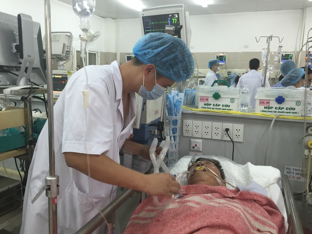 Bệnh nhân bị tai biến mạch máu não điều trị tại Khoa Cấp cứu, Bệnh viện Bạch Mai. Ảnh: T.Nguyên