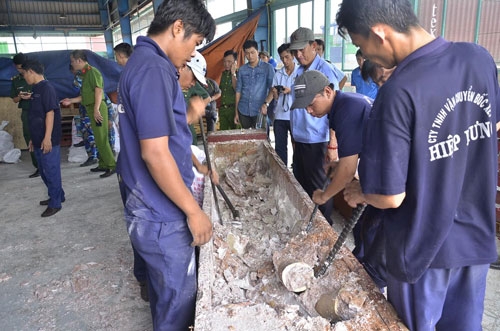 3 container chứa lô ngà voi triệu đô ở Sài Gòn