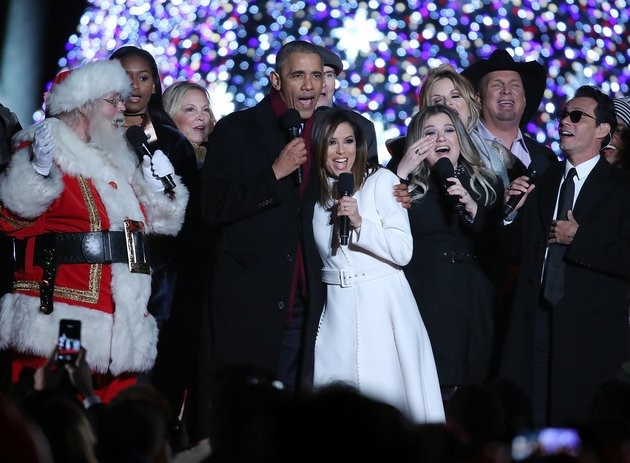 Gia dinh Obama thap sang cay thong Noel mung Giang sinh hinh anh 2