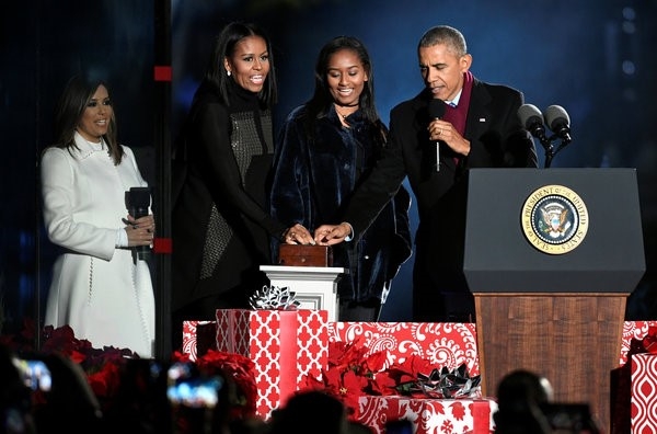 Gia dinh Obama thap sang cay thong Noel mung Giang sinh hinh anh 3
