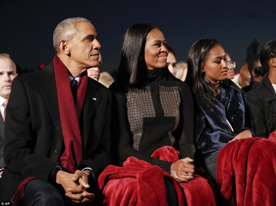 Gia dinh Obama thap sang cay thong Noel mung Giang sinh hinh anh 5