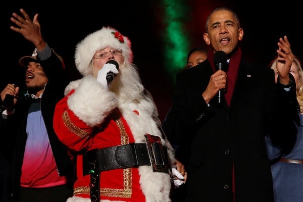 Gia dinh Obama thap sang cay thong Noel mung Giang sinh hinh anh 7