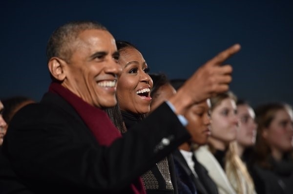 Gia dinh Obama thap sang cay thong Noel mung Giang sinh hinh anh 8