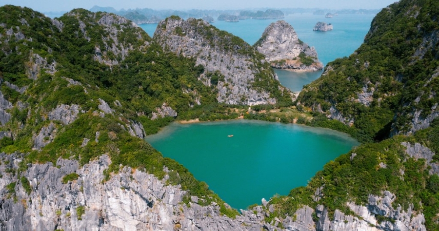 Ha Long tuyet dep trong phim moi cua Angela Phuong Trinh hinh anh 2
