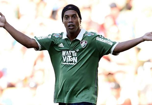 hang-tram-cdv-cau-xin-ronaldinho-ve-choi-cho-clb-bi-roi-may-bay