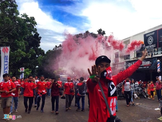 Co dong vien Indonesia dung phao khoi, ap dao fan Viet Nam hinh anh 4