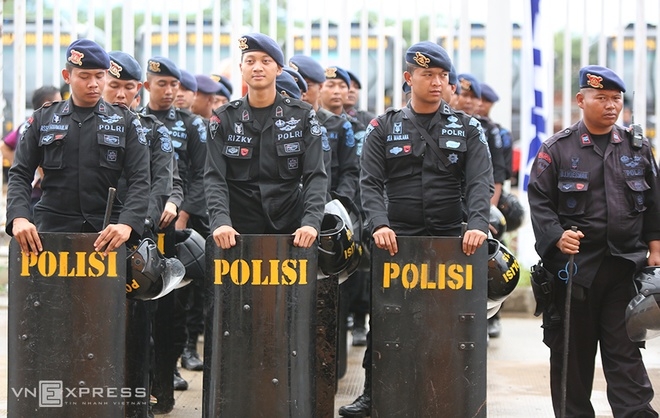 Indonesia dùng xe đặc chủng bảo vệ trận đấu với Việt Nam - ảnh thể thao