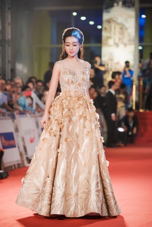 Top 10 trang phuc dep nhat su kien giai tri thang 11 hinh anh 6