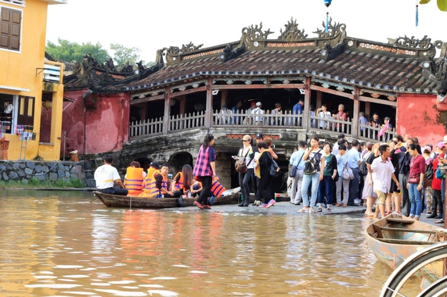 Lu ve, du khach cheo thuyen tren pho o Hoi An hinh anh 7