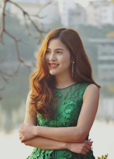 Cô có phong cách thời trang rất trẻ trung, hợp mốt và thường xuyên chia sẻ ảnh dạo phố trên trang cá nhân.