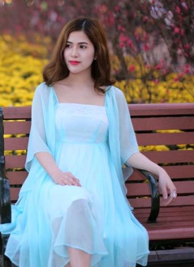 Kín tiếng với truyền thông nhưng Việt Anh và vợ luôn thoải mái chia sẻ tình cảm dành cho nhau trên mạng xã hội.