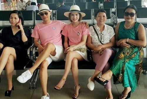 Họ thể hiện tình cảm bằng những trang phục đôi.
