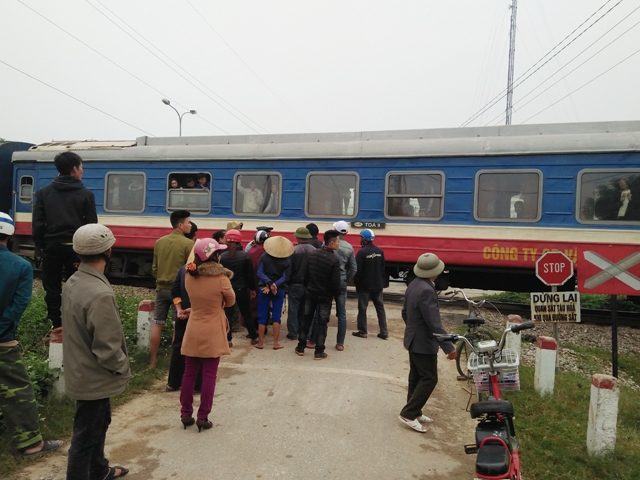 Khu vực xảy ra vụ tai nạn chỉ có biển báo, không có rào chắn.