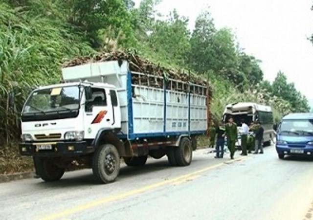 Xe khach dam duoi xe tai, 11 nguoi bi thuong hinh anh 1