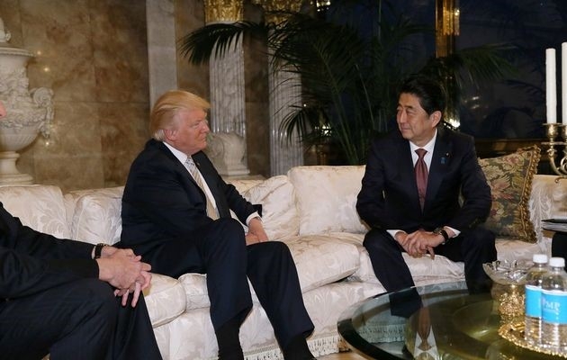 Chinh quyen Obama khong vui voi cuoc gap Abe - Trump hinh anh 1