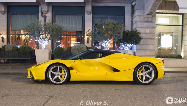 Ferrari LaFerrari Aperta giá 45 tỷ Đồng đầu tiên mang ngoại thất vàng rực - Ảnh 2.