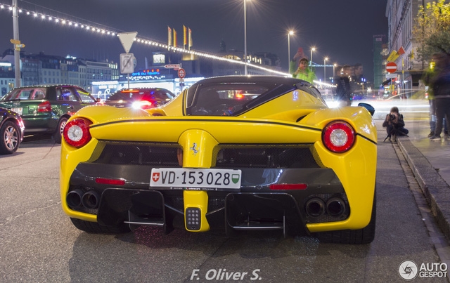Ferrari LaFerrari Aperta giá 45 tỷ Đồng đầu tiên mang ngoại thất vàng rực - Ảnh 4.