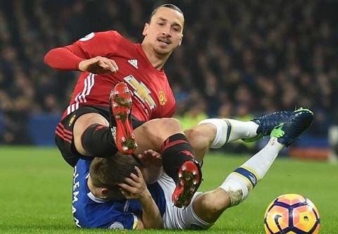 Pha va chạm của Ibra với Coleman