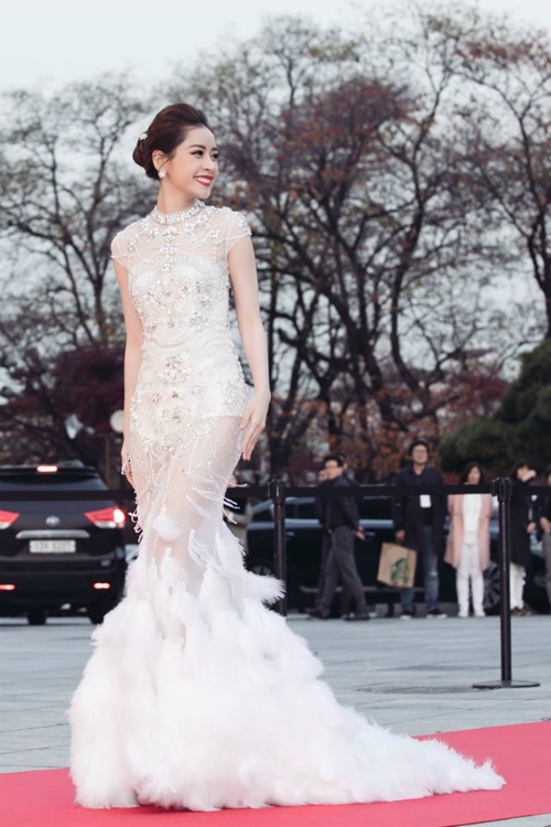 Những mỹ nhân tỏa sáng trên thảm đỏ quốc tế với trang phục Việt