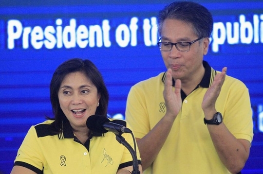  Phó tổng thống Philippines Leni Robredo (trái) tuyên bố sẽ rút khỏi nội các. Ảnh: Reuters 