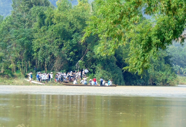 Các lực lượng tìm kiếm thi thể 2 em học sinh bị lũ cuốn trôi