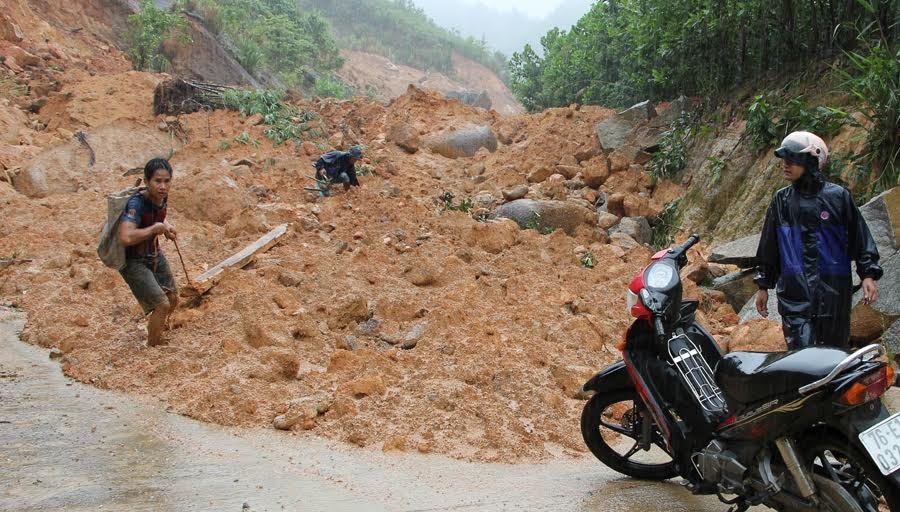 ảnh: nha sap, duong ngap va sat lo vi lu chong lu ỏ quảng ngãi hinh anh 7