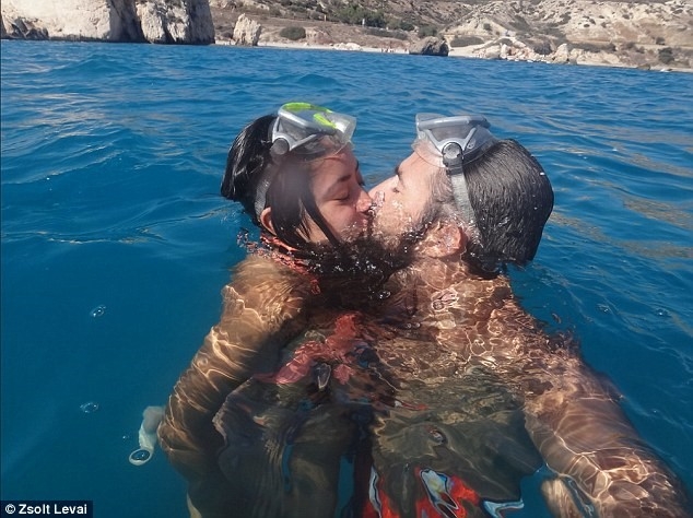 Co gai vuot 2.300 km den gap ban trai quen qua mang hinh anh 6