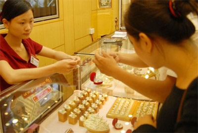  Giá vàng bất ngờ tăng mạnh, chênh lệch lên 4,5 triệu đồng/lượng 