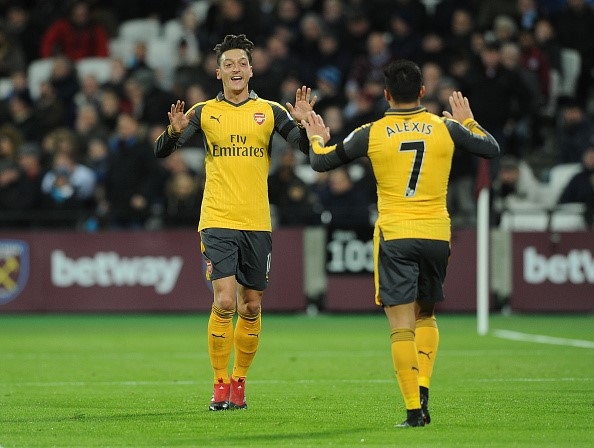 Lam kho Arsenal, Oezil va Sanchez doi luong bang Pogba hinh anh 1
