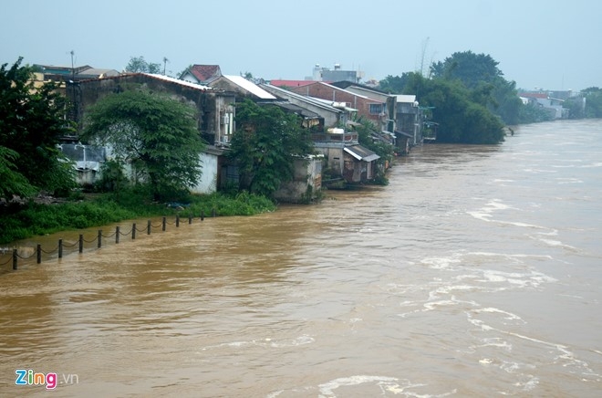 Lu cuon ba nguoi di xe may xuong vuc sau hinh anh 1