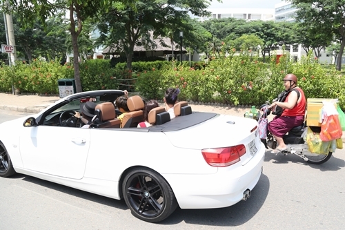 Đây là phân cảnh cô nàng tiểu thư Họa Mi (Angela Phương Trinh đóng) và nhóm bạn được bố chấp thuận cho đi chơi ở Hạ Long.