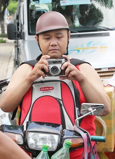 Theo êkíp, Dù đóng vai nhỏ nhưng trong quá trình quay phim, Minh Béo thể hiện thái độ làm việc chuyên nghiệp, đầy tâm huyết. Nam diễn viên đến đúng giờ, chăm chút cho trang phục, đạo cụ sao cho nhân vật của mình xuất hiện ấn tượng.