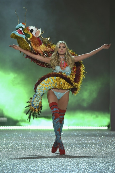  Elsa Hosk tiết lộ, bí quyết để cô giữ dáng là tập thể dục đều đặn, không nhịn món gì nhưng ăn ít và điều độ, đặc biệt không ăn vào tối muộn. Phương châm làm việc của cô là: Không so sánh mình với người khác. 