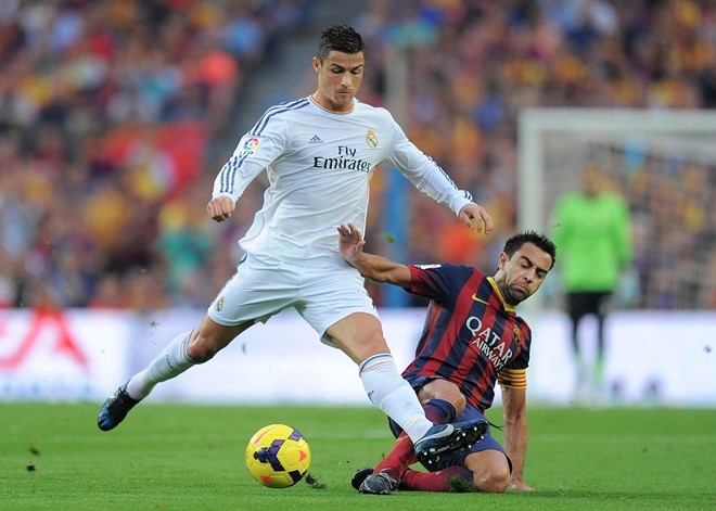 Xavi soc truoc thong tin Ronaldo tron thue hinh anh 1