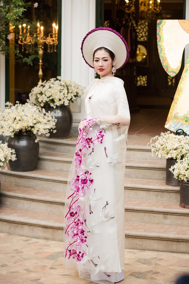 A hau Tu Anh dien ao dai, doi man hinh anh 2