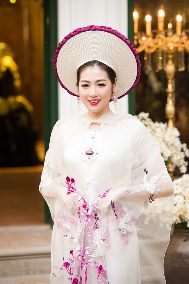 A hau Tu Anh dien ao dai, doi man hinh anh 3