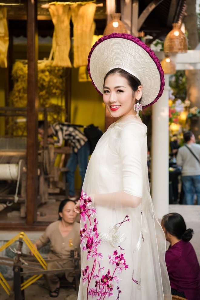 A hau Tu Anh dien ao dai, doi man hinh anh 4