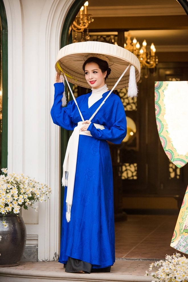 A hau Tu Anh dien ao dai, doi man hinh anh 5