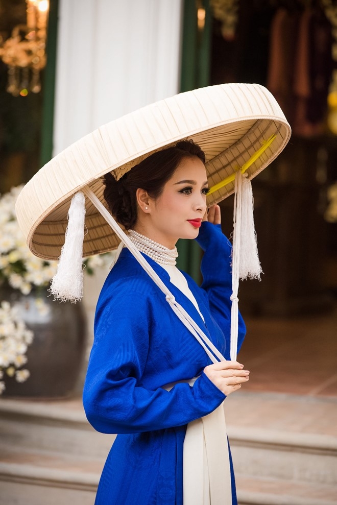 A hau Tu Anh dien ao dai, doi man hinh anh 6