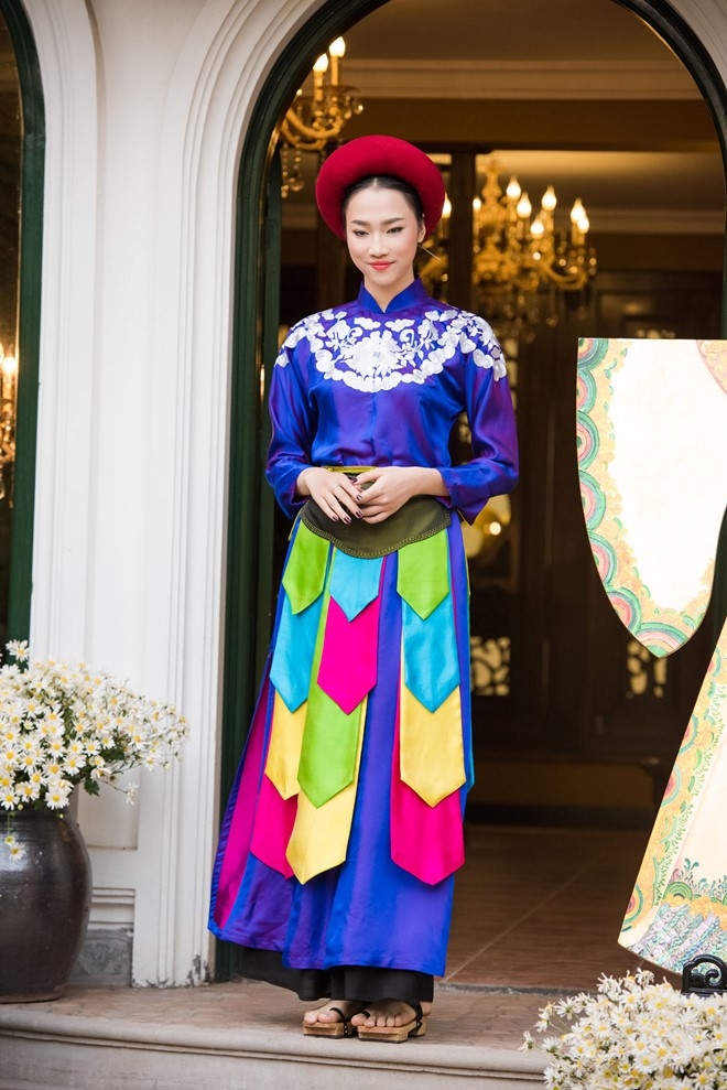 A hau Tu Anh dien ao dai, doi man hinh anh 7
