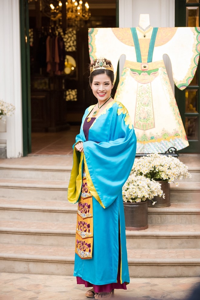 A hau Tu Anh dien ao dai, doi man hinh anh 8